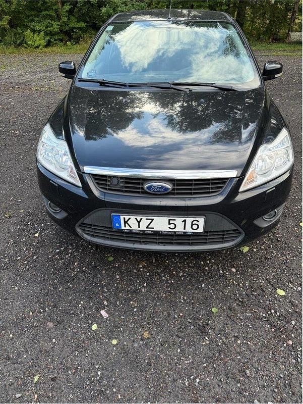 Svart Begagnad 2011 Ford Focus Platinum Halvkombi | 59 000 kr (Marknadspris) - Bild 1/4