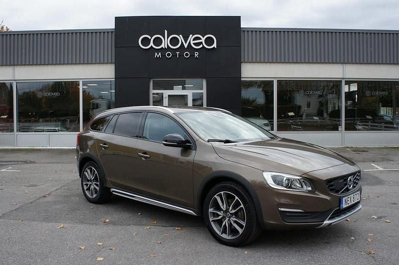 Brun Begagnad 2016 Volvo V60 CC Summum Kombi | 199 900 kr (Marknadspris) - Bild 1/4
