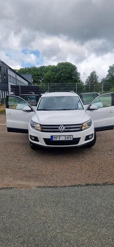 Vit Begagnad 2012 VW Tiguan Sportline SUV | 57 900 kr (Bra pris) - Bild 1/4