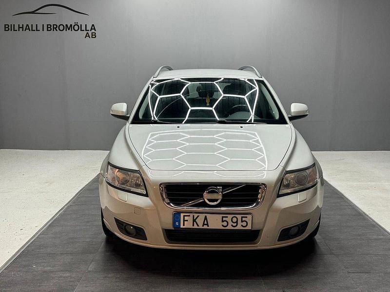Vit Begagnad 2011 Volvo V50 Momentum Kombi | 39 900 kr (Marknadspris) - Bild 1/4