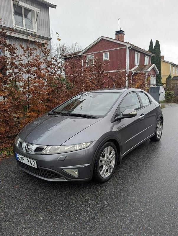 Grå Begagnad 2010 Honda Civic Sport Halvkombi | 58 000 kr (Bra pris) - Bild 1/4
