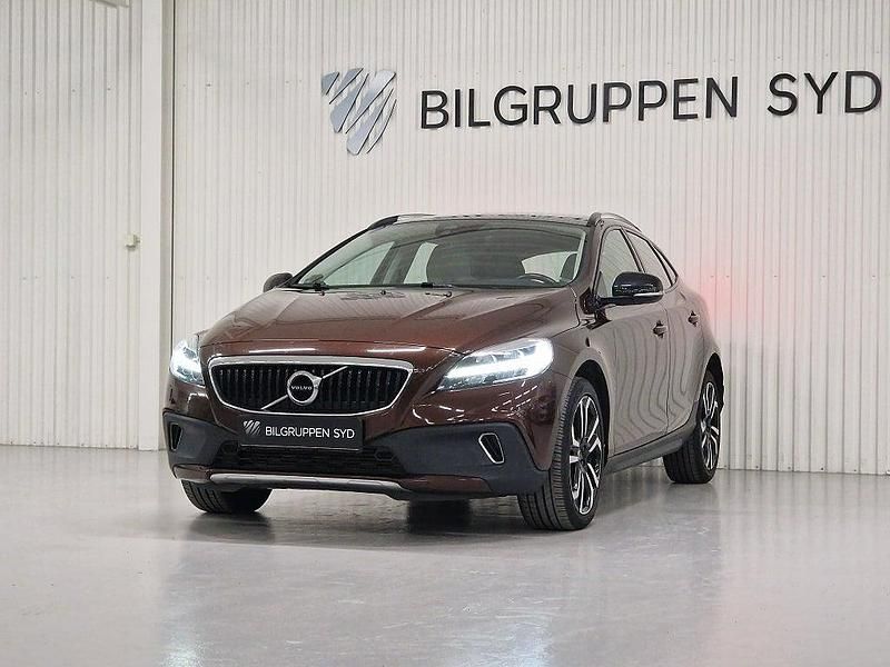 Begagnad Volvo V40 Summum 190 HK (139 kW) 2016 Brun Halvkombi
