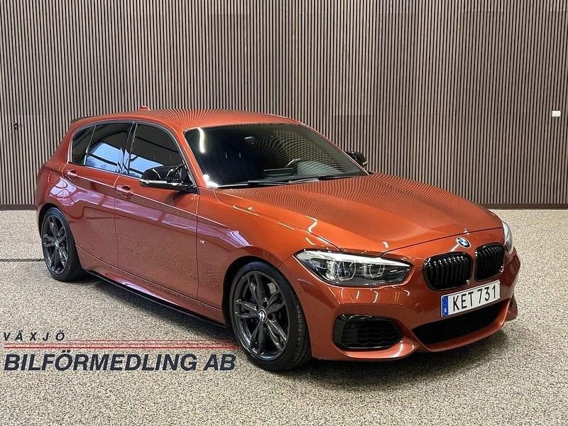 Orange Begagnad 2018 BMW M140 M Sport Halvkombi | 329 900 kr (Marknadspris) - Bild 1/4