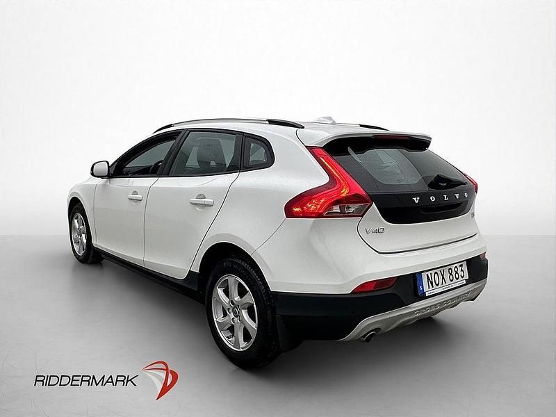 Begagnad Volvo V40 Momentum 150 HK (110 kW) 2014 Vit Halvkombi