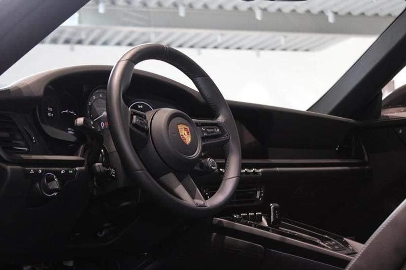 Begagnad Porsche 911 Carrera 4 GTS 2024 Flerfärgad Cab