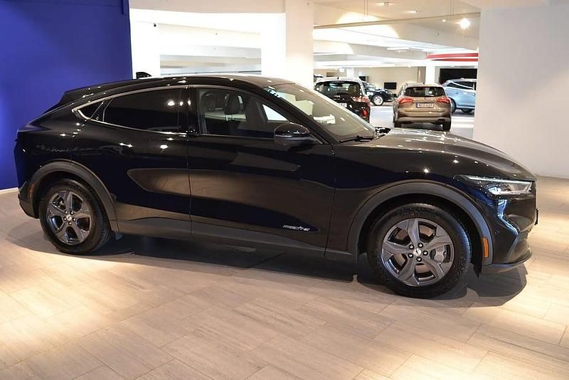 Begagnad Ford Mustang Mach-E Standard Range 221 kW (301 HK) 2022 Svart SUV