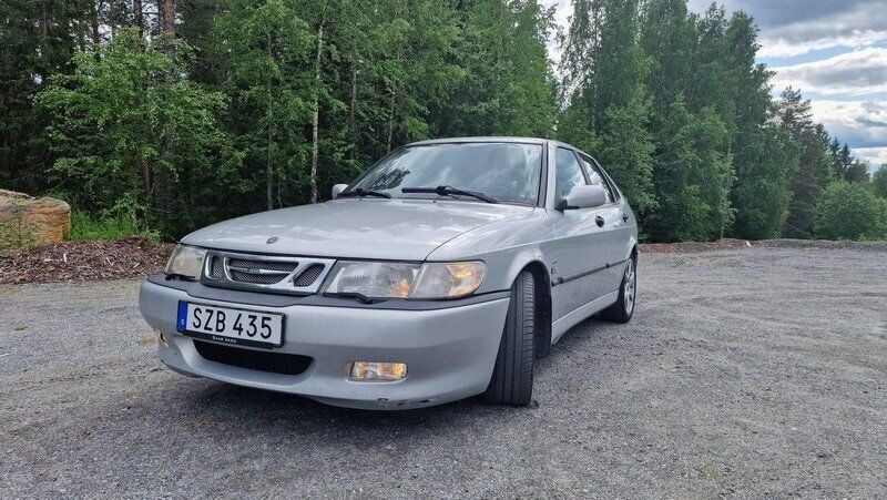 Grå Begagnad 2002 Saab 9-3 Aero Halvkombi | 29 500 kr (Dyr) - Bild 1/4