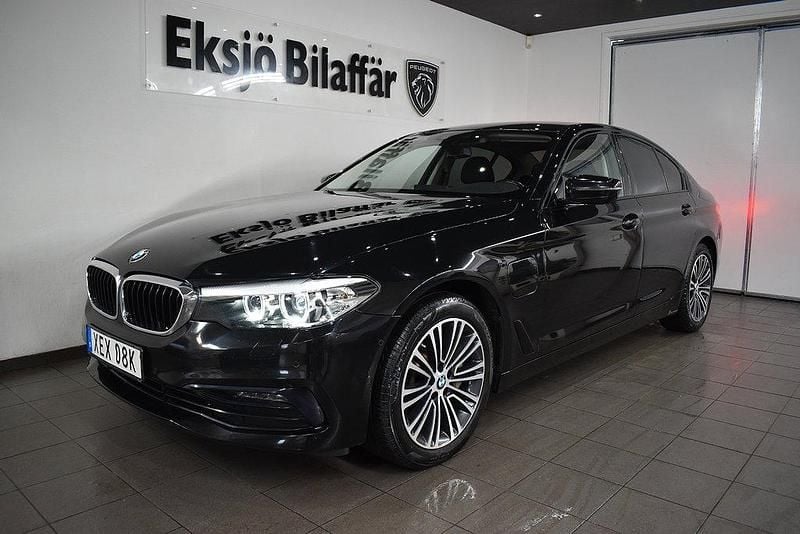 Svart Begagnad 2019 BMW 530e iPerformance Sedan | 239 500 kr (Marknadspris) - Bild 1/4