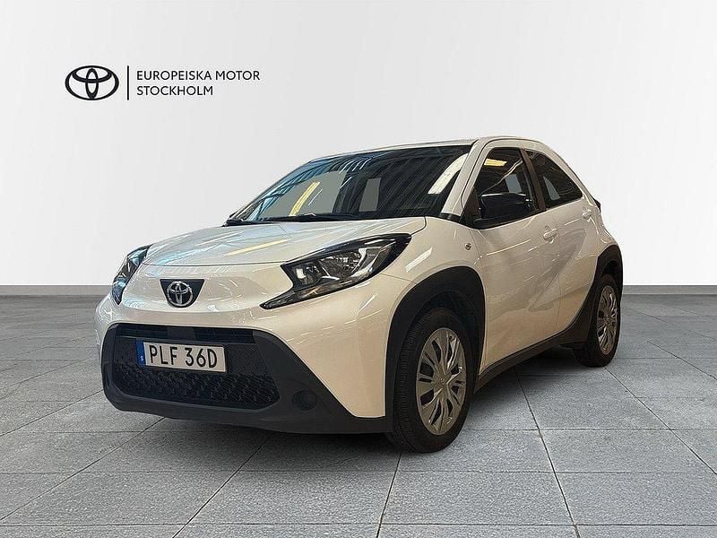 Vit Begagnad 2022 Toyota Aygo Play Halvkombi | 149 900 kr (Marknadspris) - Bild 1/4