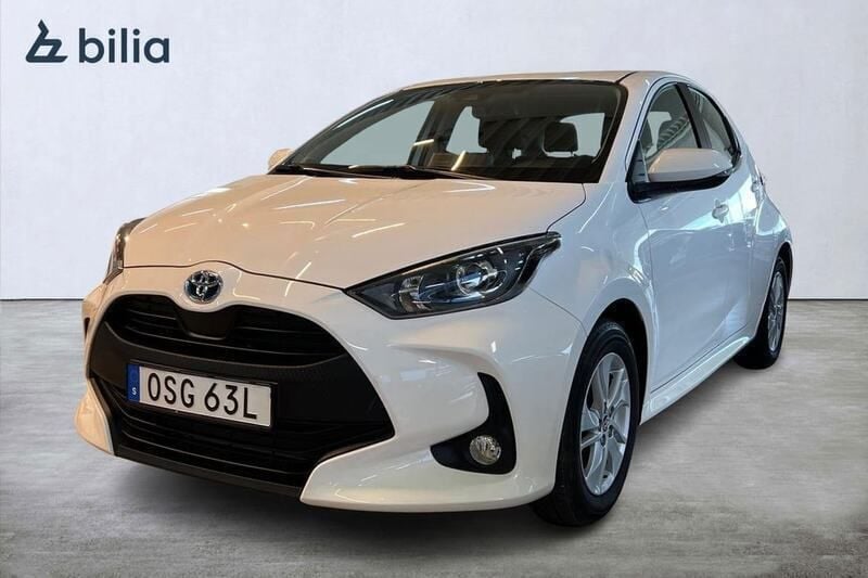 Vit Begagnad 2022 Toyota Yaris Hybrid Active Halvkombi | 209 900 kr (Bra pris) - Bild 1/4