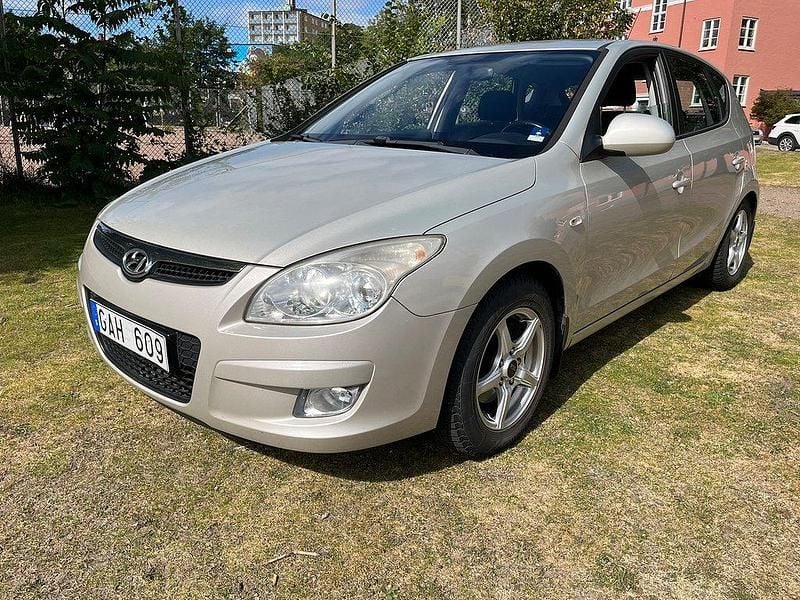 Silver Begagnad 2007 Hyundai i30 Halvkombi | 34 500 kr (Marknadspris) - Bild 1/4