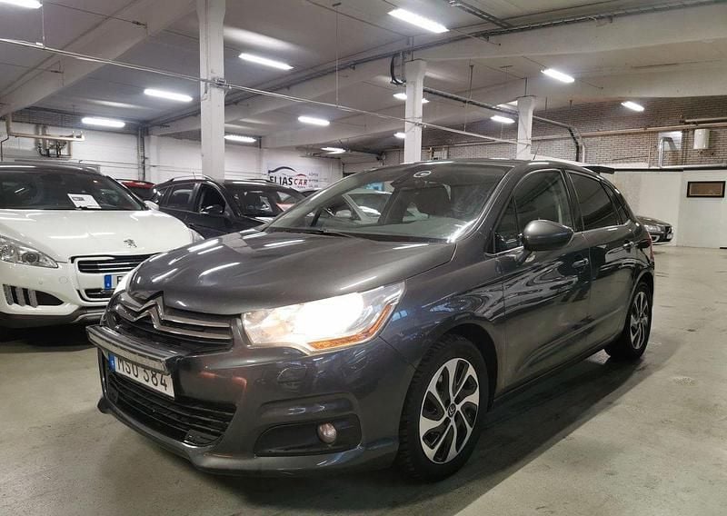 Grå Begagnad 2012 Citroën C4 Halvkombi | 44 900 kr (Marknadspris) - Bild 1/4