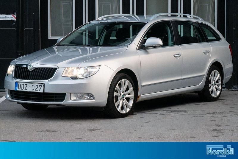 Silver Begagnad 2012 Skoda Superb Ambition Kombi | 94 800 kr (Marknadspris) - Bild 1/4