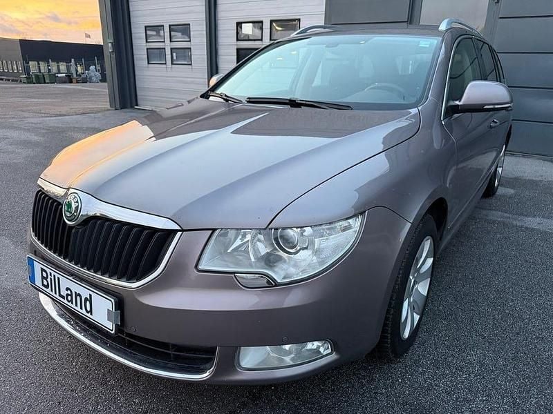 Brun Begagnad 2010 Skoda Superb Elegance Kombi | 69 900 kr (Lite dyr) - Bild 1/4