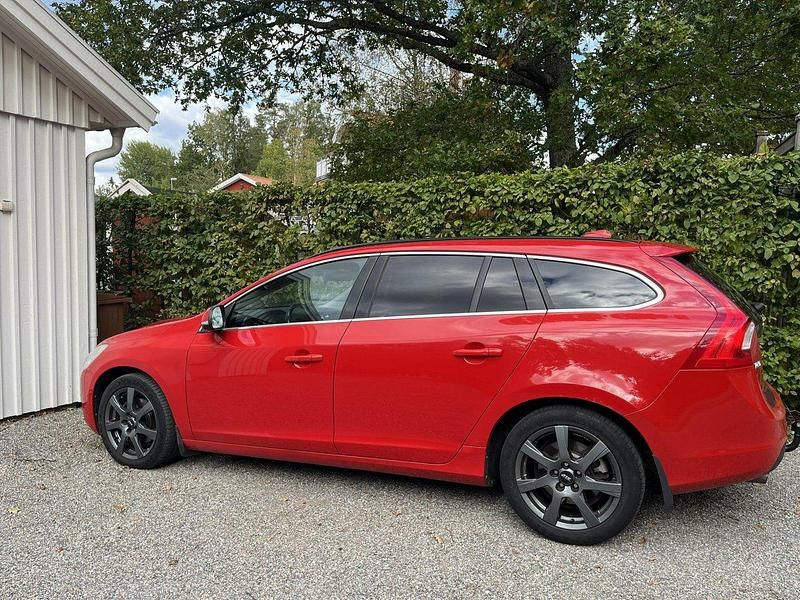 Röd Begagnad 2013 Volvo V60 Momentum Kombi | 89 000 kr (Superpris) - Bild 1/4