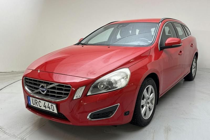 Röd Begagnad 2011 Volvo V60 Momentum Kombi | 78 000 kr (Superpris) - Bild 1/4