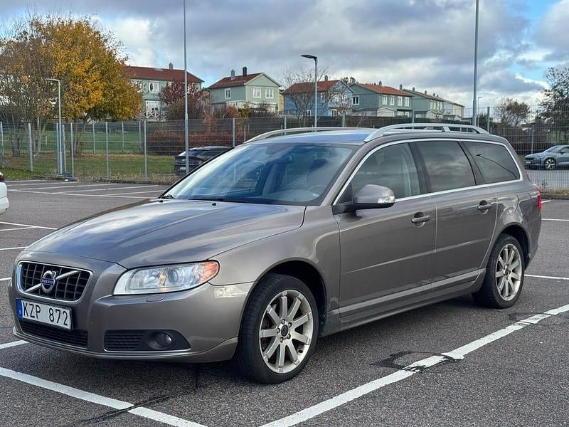 Guld Begagnad 2011 Volvo V70 Kombi | 64 900 kr (Superpris) - Bild 1/4