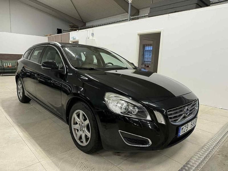 Svart Begagnad 2012 Volvo V60 Summum Kombi | 89 900 kr (Marknadspris) - Bild 1/4