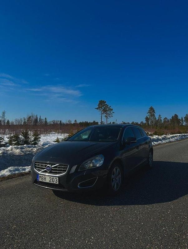 Grå Begagnad 2012 Volvo V60 Summum Kombi | 65 000 kr (Dyr) - Bild 1/1