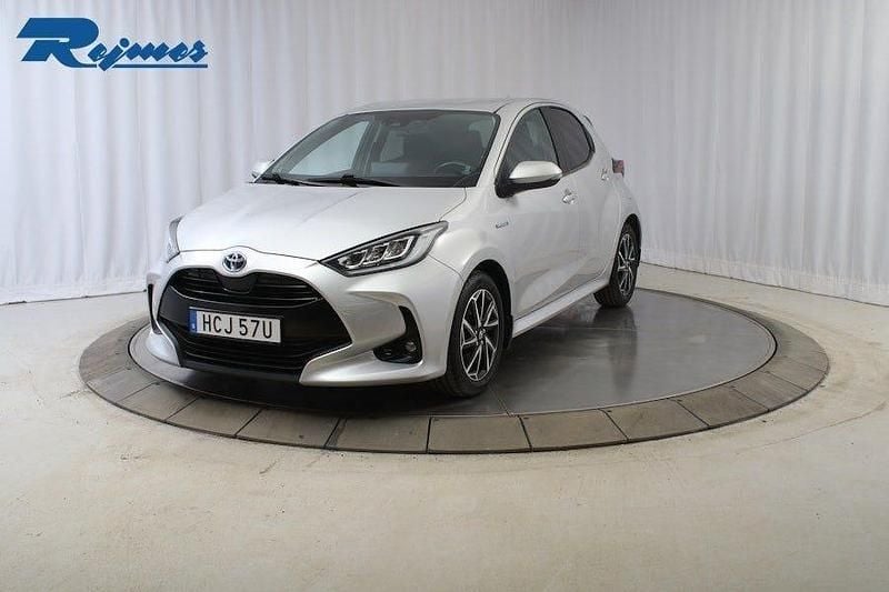 Silver Begagnad 2020 Toyota Yaris Hybrid Active Halvkombi | 174 800 kr (Marknadspris) - Bild 1/4