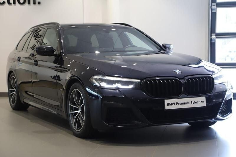 Svart Begagnad 2022 BMW 520 M Sport Kombi | 349 000 kr (Marknadspris) - Bild 1/3