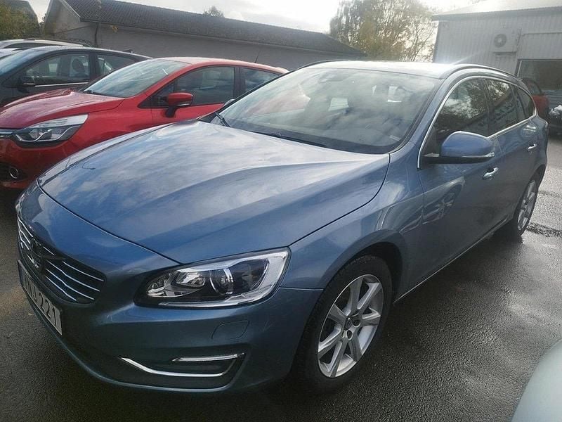 Ljusblå (blå) Begagnad 2018 Volvo V60 Momentum Kombi | 139 900 kr (Superpris) - Bild 1/3