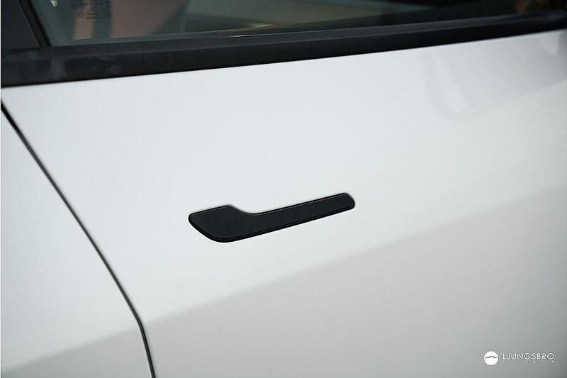 Begagnad Tesla Model Y Long Range AWD 378 kW (514 HK) 2024 Vit SUV