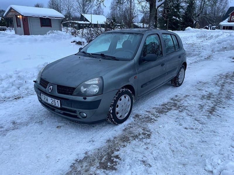 Grå Begagnad 2003 Renault Clio II Expression Halvkombi | 24 900 kr (Marknadspris) - Bild 1/4