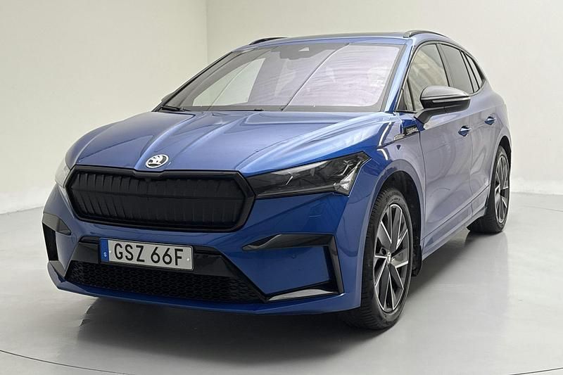 Blå Begagnad 2022 Skoda Enyaq iV SportLine SUV | 379 000 kr (Marknadspris) - Bild 1/4