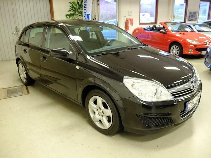 Begagnad Opel Astra S 116 HK (85 kW) 2007 Svart Halvkombi