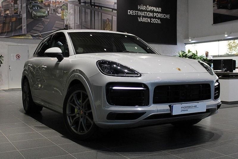 Ljusgrå (crayon) Begagnad 2023 Porsche Cayenne Platinum Edition SUV | 865 000 kr (Bra pris) - Bild 1/4