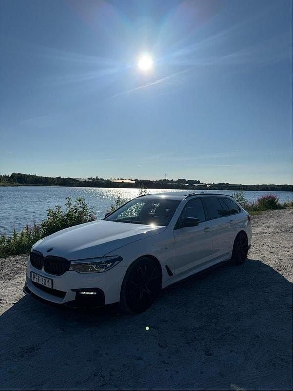 Vit Begagnad 2019 BMW 540 M Sport Kombi | 375 000 kr (Marknadspris) - Bild 1/4
