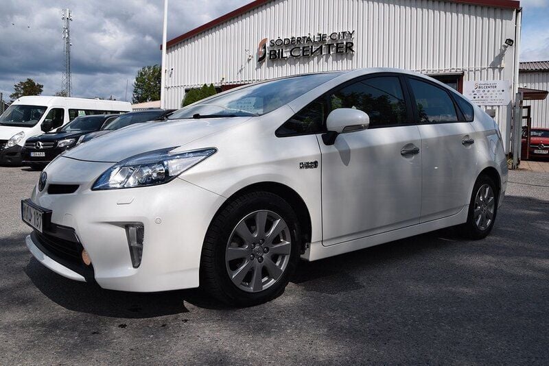 Vit Begagnad 2012 Toyota Prius Plug-in Hybrid Halvkombi | 137 900 kr (Marknadspris) - Bild 1/4