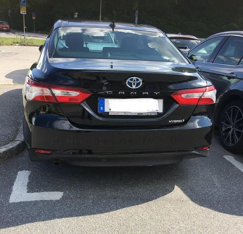 Svart Begagnad 2020 Toyota Camry Hybrid Active Sedan | 210 000 kr (Marknadspris) - Bild 1/4