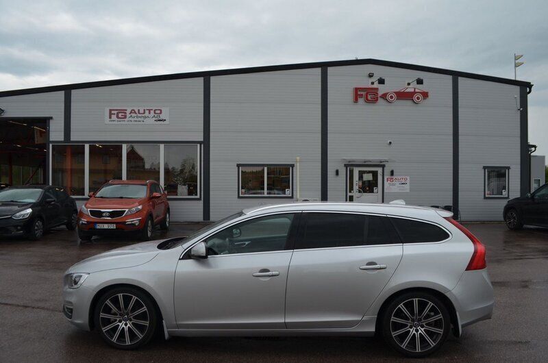 Silver Begagnad 2014 Volvo V60 Summum Kombi | 104 900 kr (Marknadspris) - Bild 1/4