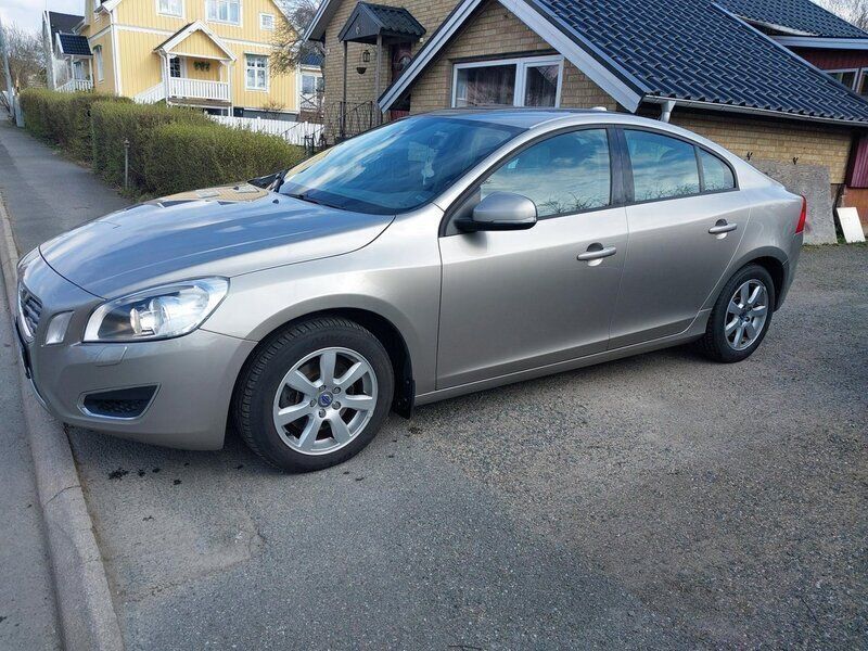 Brun Begagnad 2011 Volvo S60 Kinetic Sedan | 62 000 kr (Marknadspris) - Bild 1/4
