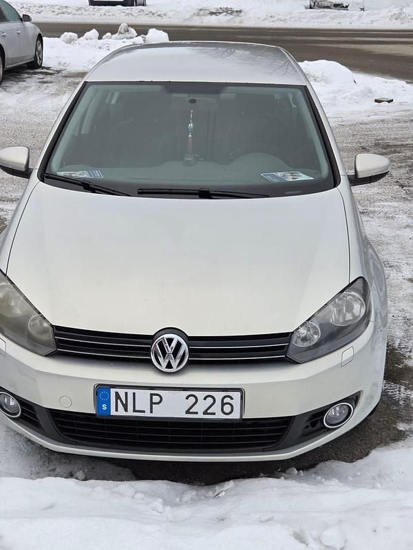 Begagnad VW Golf VI 102 HK (75 kW) 2010 Halvkombi