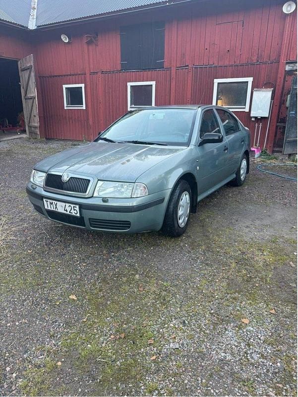 Grön Begagnad 2003 Skoda Octavia Tour Halvkombi | 11 500 kr (Bra pris) - Bild 1/4