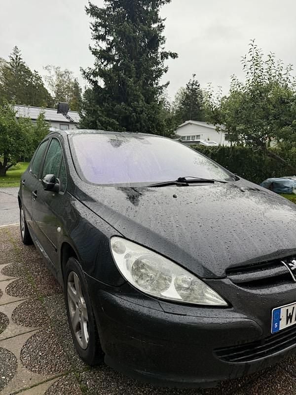 Svart Begagnad 2005 Peugeot 307 Halvkombi | 25 000 kr (Marknadspris) - Bild 1/4