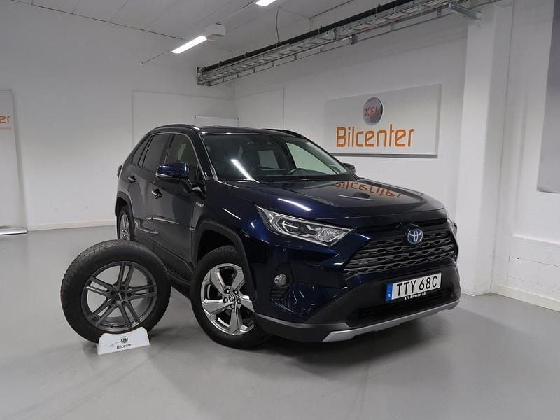 Mörkblå (blå) Begagnad 2020 Toyota RAV4 Hybrid Executive SUV | 349 900 kr (Marknadspris) - Bild 1/3