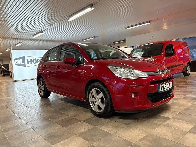 Röd Begagnad 2016 Citroën C3 PureTech Halvkombi | 68 000 kr (Marknadspris) - Bild 1/4