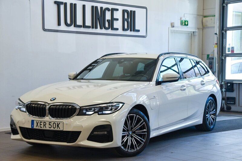 Vit Begagnad 2021 BMW 330e M Sport Kombi | 294 900 kr (Marknadspris) - Bild 1/4