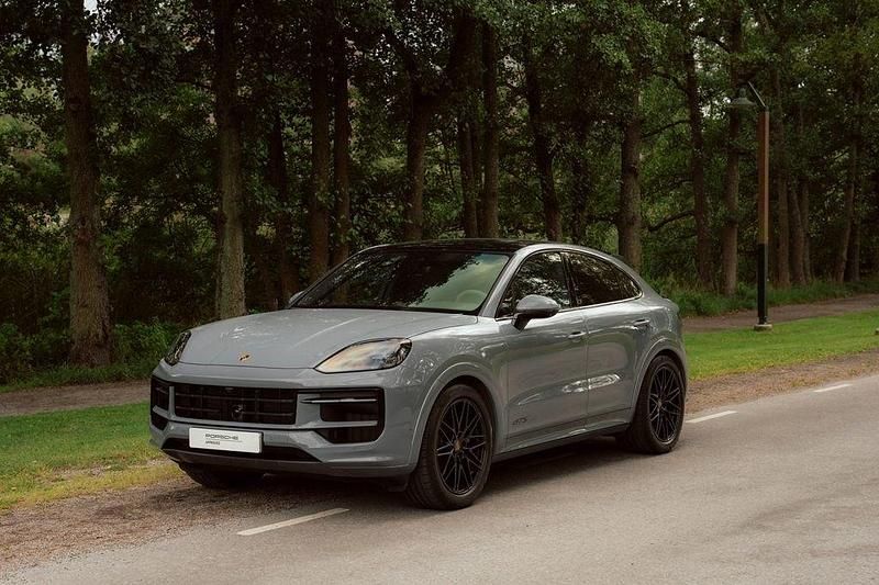 Grå Begagnad 2024 Porsche Cayenne SUV | 1 695 000 kr - Bild 1/4