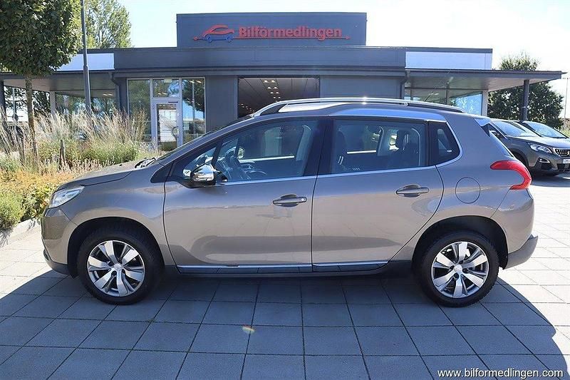 Grå samma som bilen Begagnad 2015 Peugeot 2008 SUV | 109 900 kr (Marknadspris) - Bild 1/4