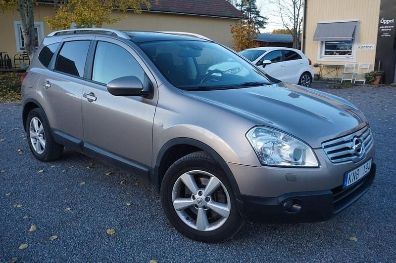 Ljusbrun Begagnad 2009 Nissan Qashqai +2 SUV | 69 900 kr (Marknadspris) - Bild 1/4