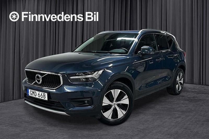 Mörkblå Begagnad 2021 Volvo XC40 Momentum SUV | 329 000 kr (Marknadspris) - Bild 1/4