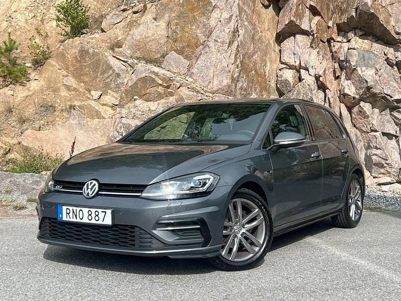 Mörkgrå (grå) Begagnad 2020 VW Golf VII R-line Halvkombi | 209 700 kr (Marknadspris) - Bild 1/4