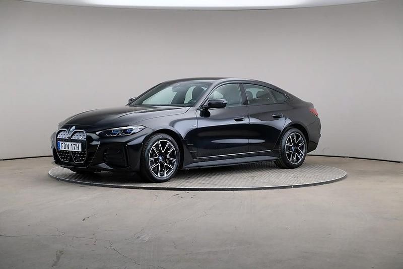 Svart Begagnad 2022 BMW i4 M Sport Sedan | 429 000 kr (Marknadspris) - Bild 1/4