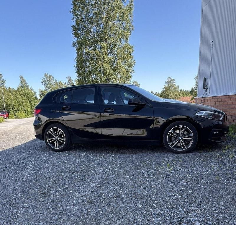 Svart Begagnad 2021 BMW 120 Sport Line Halvkombi | 285 000 kr (Marknadspris) - Bild 1/4