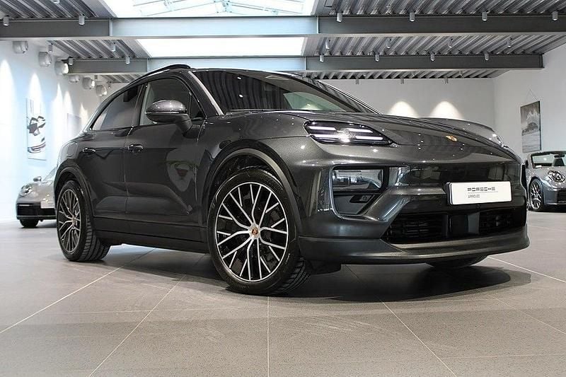 Grå Ny 2025 Porsche Macan SUV | 935 000 kr (Superpris) - Bild 1/4